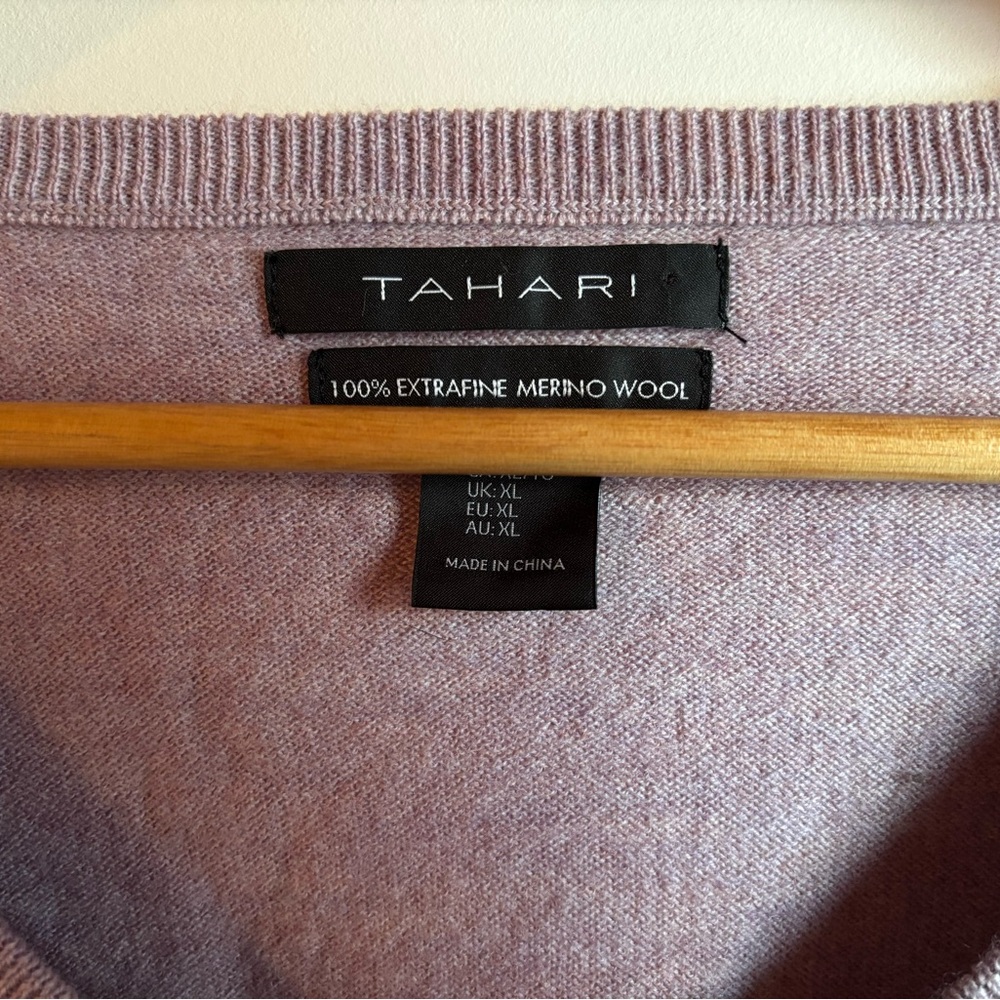 TAHARI 100% Extra Fine Merino Wool V-Neck Lavender Sweater - Picture 4 of 4